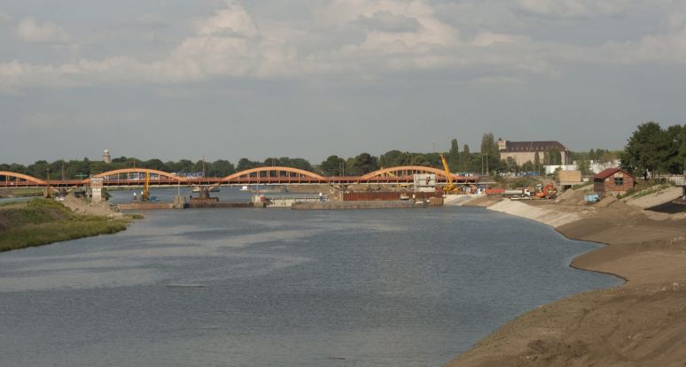 Baggerwerk met splijtbak en pontons