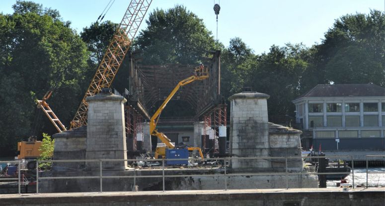 Bridge river Seine Baars