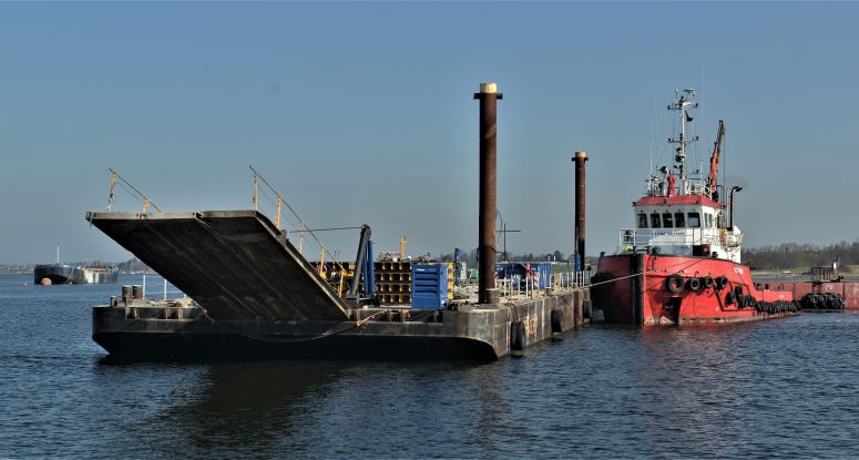 barge and ramp Baars