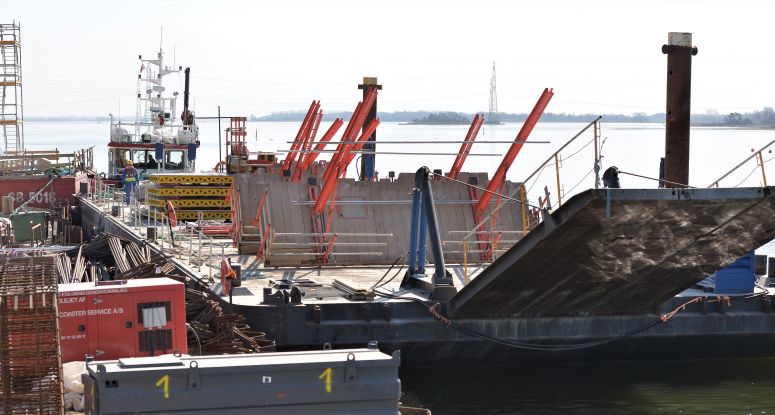 Hydraulic engineering barges and ramps Baars