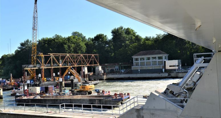 modular pontoon for dam