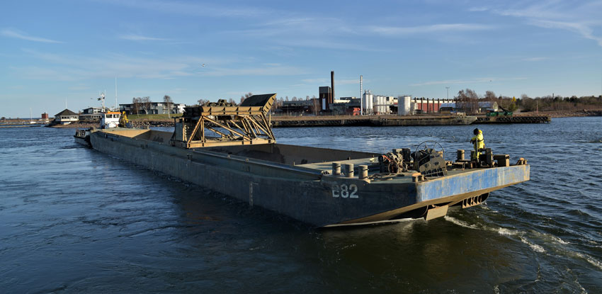 Hopper-Barge-B82-with-movable-grating-system-Baars-Sliedrecht-in-Oskarshamn-Sweden-