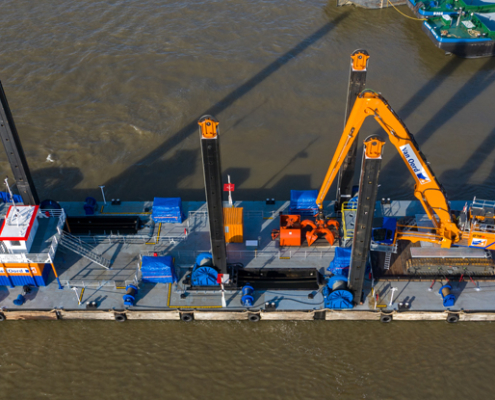 Modular container pontoon Titaan towards Afsluitdijk