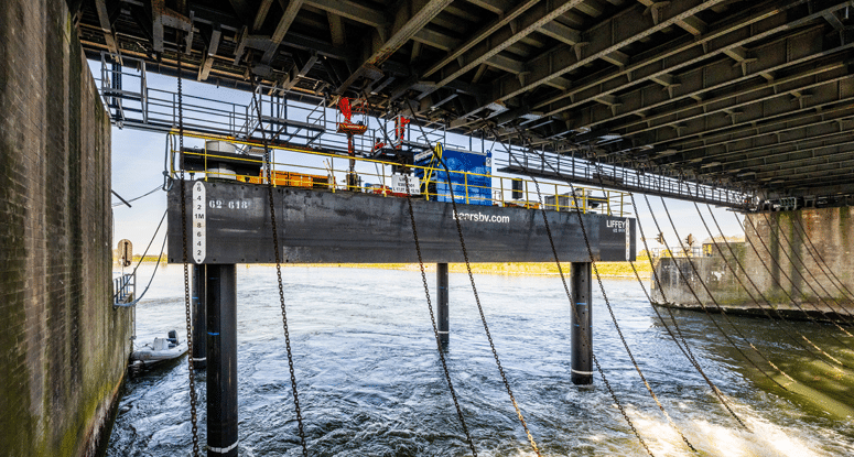 Jackup Liffey en Tiger duwbootje Stuw Grave renovatie stuw