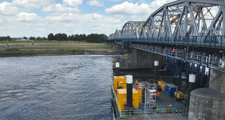 Jackup Liffey en Tiger duwbootje Stuw Grave renovatie stuw