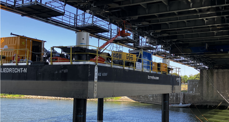 Jackup Liffey en Tiger duwbootje Stuw Grave renovatie stuw