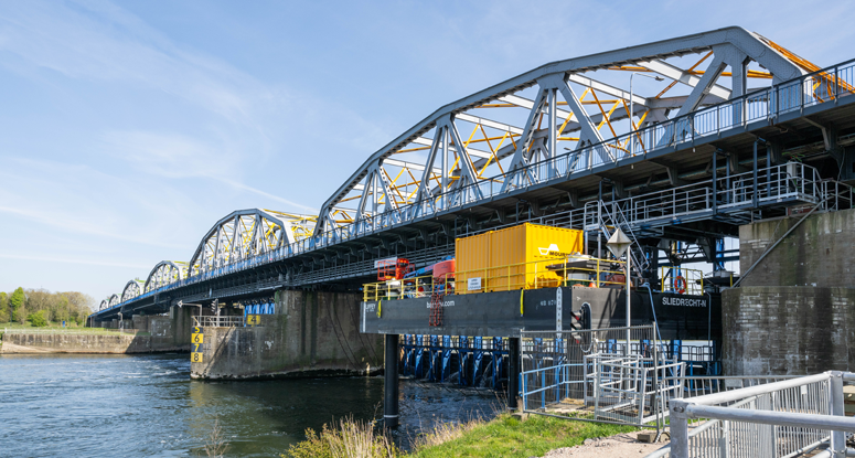 Jackup Liffey en Tiger duwbootje Stuw Grave renovatie stuw