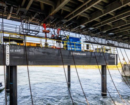 Jackup Liffey en Tiger duwbootje Stuw Grave renovatie stuw