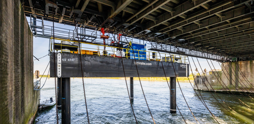 Jackup Liffey en Tiger duwbootje Stuw Grave renovatie stuw