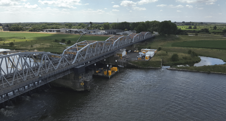 Jackup Liffey en Tiger duwbootje Stuw Grave renovatie stuw