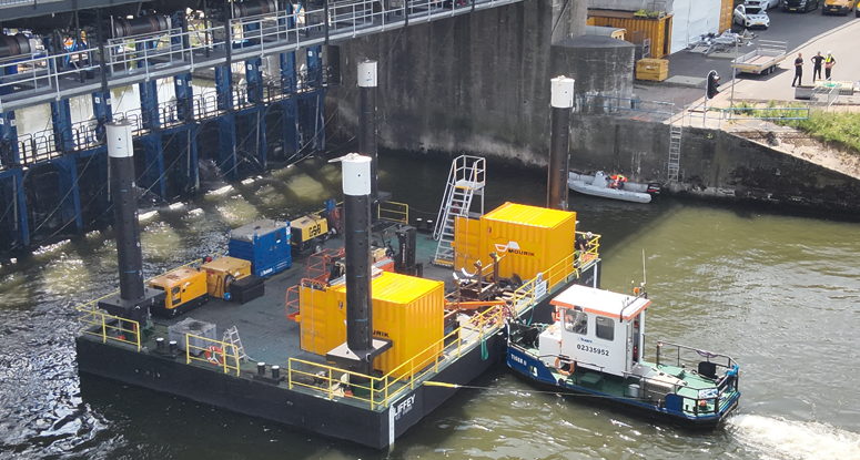 Jackup Liffey en Tiger duwbootje Stuw Grave renovatie stuw