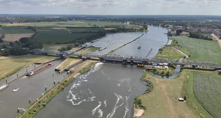 Jackup Liffey en Tiger duwbootje Stuw Grave renovatie stuw