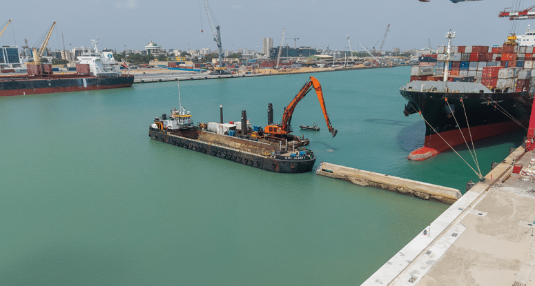 Shannon modular backhoe pontoon Baars Benin 775x415 (1) Shannon modular backhoe pontoon Baars Benin