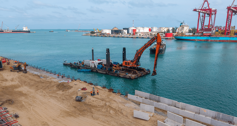 Shannon modular backhoe pontoon Baars Benin 775x415 (2) Shannon modular backhoe pontoon Baars Benin