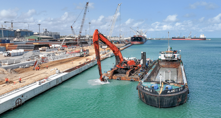 Shannon modular backhoe pontoon Baars Benin 775x415 (3) Shannon modular backhoe pontoon Baars Benin