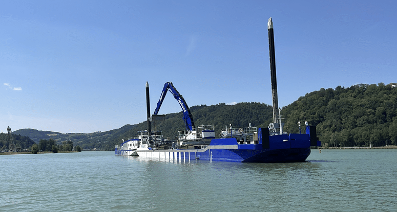 E- split hopper barge Baars fully electric