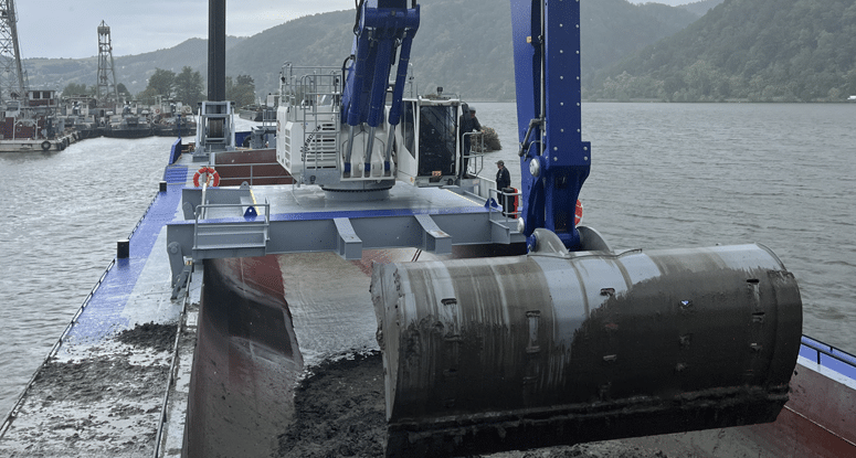 Electric Crane on Electric Split hopper Barge