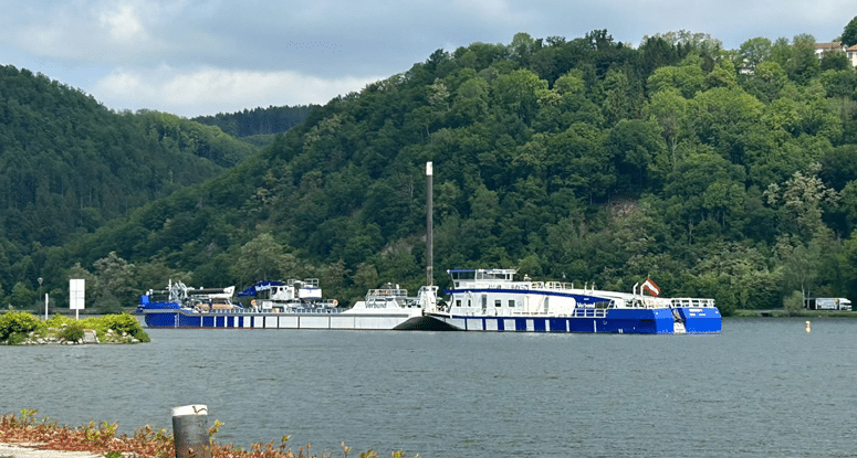 Verbund e-split hopper barge including crane (2) E split hopper barge Baars